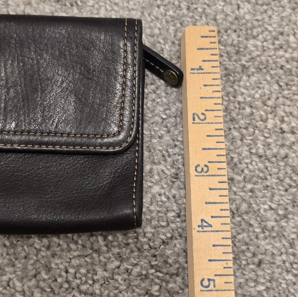 Fossil Leather Wallet Black Pockets Minimalist Simple Classic Chic Boho